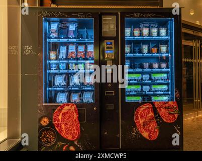 Grillautomat, Lebensmittelautomat, frische Eier, Fleisch, Würstchen, Saucen, verschiedene Grillgerichte, Wildekiste, Eierkiste, in Stockfoto