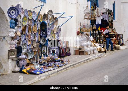 Keramik, Sidi Bou Said, Tunesien.  Souvenir-Shops.    Nabeul Keramik wird in allen wichtigen touristischen Destinationen verkauft. Stockfoto