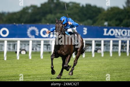 Ascot, Vereinigtes Königreich. Samstag, 27. Juli 2024. Al Qudra und William Buick gewinnen die Flexjet Pat Eddery Stakes für Trainer Charlie Appleby und Eigentümer Godolphin. Credit JTW equine Images / Alamy Live News Stockfoto