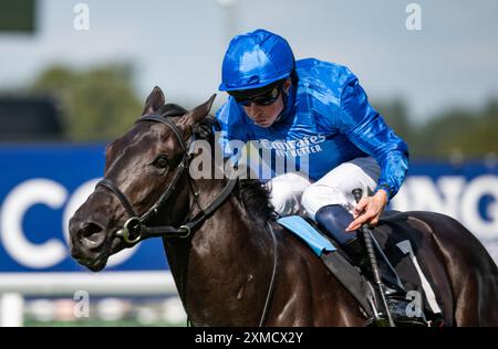 Ascot, Vereinigtes Königreich. Samstag, 27. Juli 2024. Al Qudra und William Buick gewinnen die Flexjet Pat Eddery Stakes für Trainer Charlie Appleby und Eigentümer Godolphin. Credit JTW equine Images / Alamy Live News Stockfoto