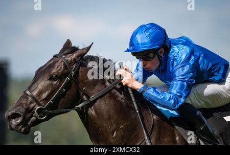 Ascot, Vereinigtes Königreich. Samstag, 27. Juli 2024. Al Qudra und William Buick gewinnen die Flexjet Pat Eddery Stakes für Trainer Charlie Appleby und Eigentümer Godolphin. Credit JTW equine Images / Alamy Live News Stockfoto