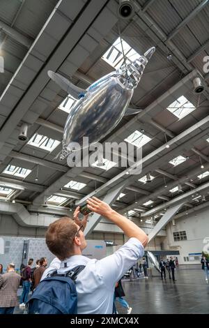 Mechanische fliegende Objekte, gefüllt mit Helium, gesteuert durch Feinmechanik, Bewegungen kopiert von Tieren, Vögeln, Fischen, Bionik angewendet, auf Stockfoto