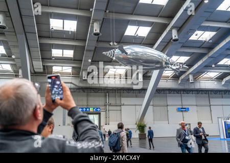 Mechanische fliegende Objekte, gefüllt mit Helium, gesteuert durch Feinmechanik, Bewegungen kopiert von Tieren, Vögeln, Fischen, Bionik angewendet, auf Stockfoto