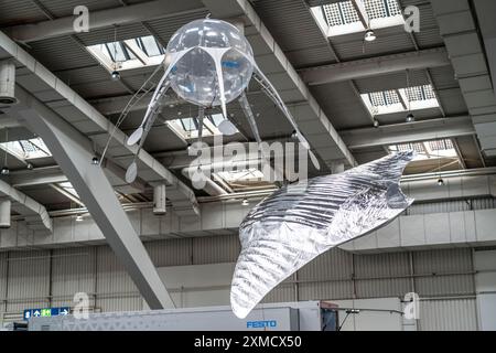 Mechanische fliegende Objekte, gefüllt mit Helium, gesteuert durch Feinmechanik, Bewegungen kopiert von Tieren, Vögeln, Fischen, Bionik angewendet, auf Stockfoto