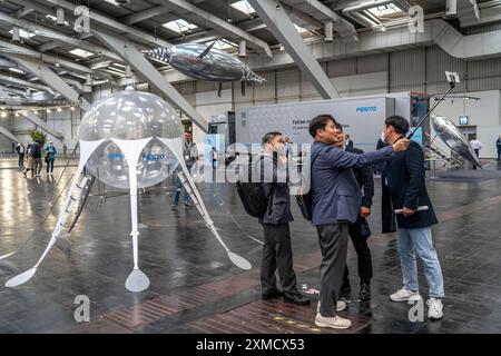 Mechanische fliegende Objekte, gefüllt mit Helium, gesteuert durch Feinmechanik, Bewegungen kopiert von Tieren, Vögeln, Fischen, Bionik angewendet, auf Stockfoto