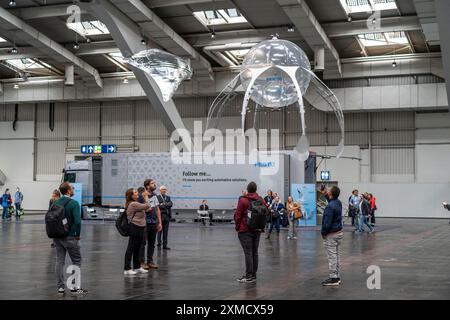 Mechanische fliegende Objekte, gefüllt mit Helium, gesteuert durch Feinmechanik, Bewegungen kopiert von Tieren, Vögeln, Fischen, Bionik angewendet, auf Stockfoto