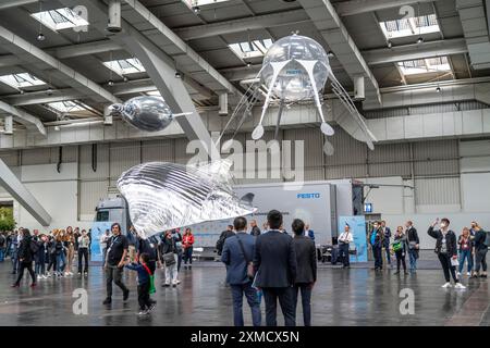 Mechanische fliegende Objekte, gefüllt mit Helium, gesteuert durch Feinmechanik, Bewegungen kopiert von Tieren, Vögeln, Fischen, Bionik angewendet, auf Stockfoto