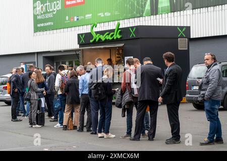 Lange Warteschlangen vor einer Snackbar auf der Hannover Messe 2022, Industriemesse Niedersachsen Stockfoto