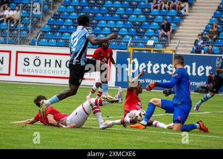 Fußball: Waldhof Mannheim gegen RWD Molenbeek (Belgien) in Mannheim (Vorbereitungsspiel für die Saison 2024/25). Bild: Kennedy Okpala (32, Mannheim) Stockfoto