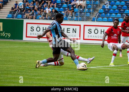 Fußball: Waldhof Mannheim gegen RWD Molenbeek (Belgien) in Mannheim (Vorbereitungsspiel für die Saison 2024/25). Bild: Kennedy Okpala (32, Mannheim) Stockfoto