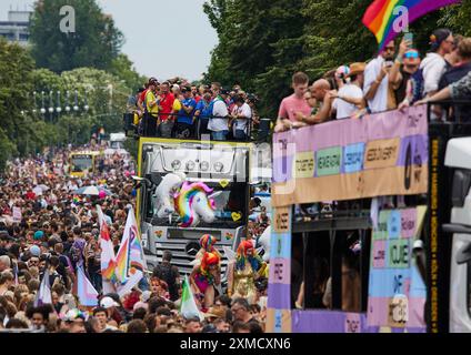 Berlin, Deutschland. Juli 2024. Die Menschen feiern bei der 46. Berlin Pride Parade zum Christopher Street Day (CSD). Das Motto der Berliner CSD lautet "nur stark zusammen - für Demokratie und Vielfalt". Quelle: Jörg Carstensen/dpa/Alamy Live News Stockfoto