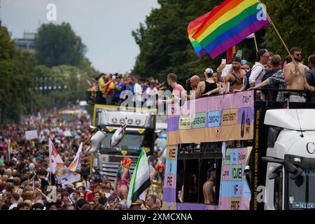 Berlin, Deutschland. Juli 2024. Die Menschen feiern bei der 46. Berlin Pride Parade zum Christopher Street Day (CSD). Das Motto der Berliner CSD lautet "nur stark zusammen - für Demokratie und Vielfalt". Quelle: Jörg Carstensen/dpa/Alamy Live News Stockfoto