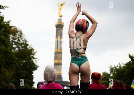 Berlin, Deutschland. Juli 2024. Die Menschen feiern bei der 46. Berlin Pride Parade zum Christopher Street Day (CSD) in Sichtweite der Siegessäule. Quelle: Jörg Carstensen/dpa/Alamy Live News Stockfoto