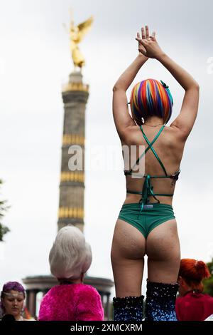 Berlin, Deutschland. Juli 2024. Die Menschen feiern bei der 46. Berlin Pride Parade zum Christopher Street Day (CSD) in Sichtweite der Siegessäule. Quelle: Jörg Carstensen/dpa/Alamy Live News Stockfoto