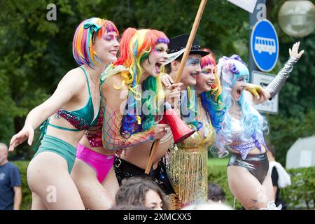 Berlin, Deutschland. Juli 2024. Die Menschen feiern den Christopher Street Day (CSD) beim 46. Berlin Pride. Das Motto der Berliner CSD lautet "nur stark zusammen - für Demokratie und Vielfalt". Quelle: Jörg Carstensen/dpa/Alamy Live News Stockfoto