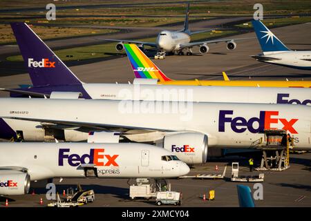 Flughafen Köln-Bonn, CGN, Frachtflugzeug vor dem Luftfrachtzentrum stehend, be- und entladen, UPS Cargo Jumbo Jet, Nord Stockfoto