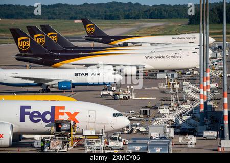 Flughafen Köln-Bonn, CGN, vor dem Luftfrachtzentrum stehende Frachtflugzeuge, be- und entladen, Nordrhein-Westfalen, Deutschland Stockfoto