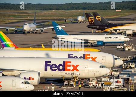 Flughafen Köln-Bonn, CGN, Frachtflugzeuge vor dem Luftfrachtzentrum stehen, be- und entladen, UPS Cargo Jumbo Jet Rolling für Stockfoto