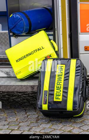 Feuerwehrwagen, Notfall-Set, Taschen für verschiedene Notfälle, Kinder-Notfall-Tasche Stockfoto