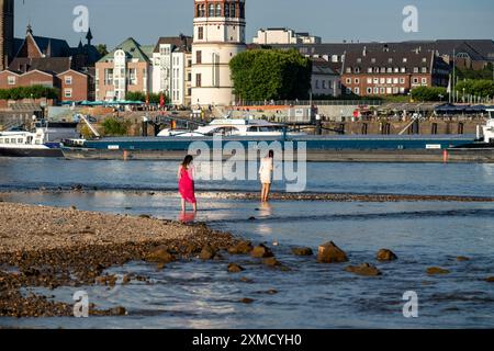 Rhein bei Düsseldorf, extrem Niedrigwasser, Rheinhöhe bei 81 cm, Tendenz abnehmend, nach langer Dürre fällt das linke Rheinufer trocken, nahe Stockfoto