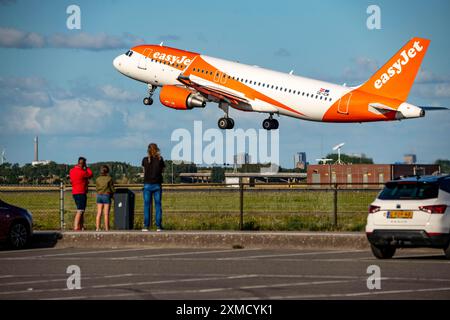 Flughafen Amsterdam Shiphol, Polderbaan, eine von 6 Start- und Landebahnen, Spoter Area, Flugzeuge aus nächster Nähe sehen, OE-ICM, easyJet Europe Airbus A320-200Schiphol Stockfoto