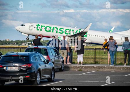 Flughafen Amsterdam Shiphol, Polderbaan, eine von 6 Start- und Landebahnen, Spoter Area, sehen Sie Flugzeuge aus nächster Nähe, PH-HXN, Transavia Boeing 737-800Schiphol Stockfoto