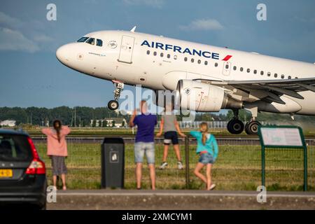 Flughafen Amsterdam Shiphol, Polderbaan, eine von 6 Start- und Landebahnen, Spoter Area, Flugzeuge aus nächster Nähe sehen, F-GUGL, Air France Airbus A318-100Schiphol Stockfoto