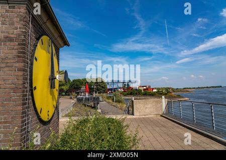 Rhein bei extrem niedrigem Wasser, Rheinhöhe bei Emmerich in Richtung Null, Rheinpromenade, Nordrhein-Westfalen, Deutschland Stockfoto