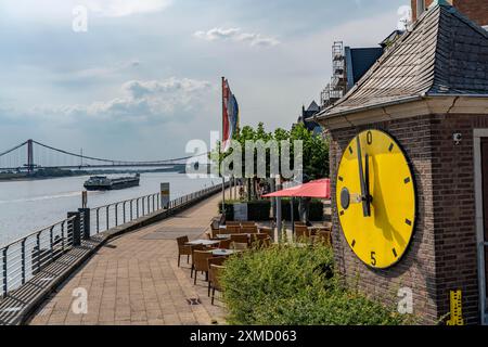 Rhein bei extrem niedrigem Wasser, Rheinhöhe bei Emmerich in Richtung Null, Rheinpromenade, Nordrhein-Westfalen, Deutschland Stockfoto