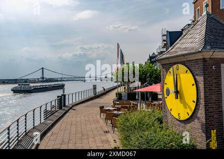 Rhein bei extrem niedrigem Wasser, Rheinhöhe bei Emmerich in Richtung Null, Rheinpromenade, Nordrhein-Westfalen, Deutschland Stockfoto