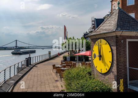 Rhein bei extrem niedrigem Wasser, Rheinhöhe bei Emmerich in Richtung Null, Rheinpromenade, Nordrhein-Westfalen, Deutschland Stockfoto