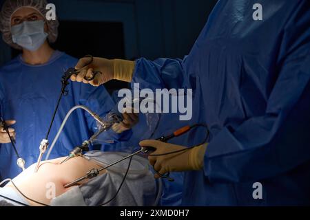 Chirurgen-Team-Hände bei laparoskopischen Bauchoperationen in der Patientenchirurgie Stockfoto