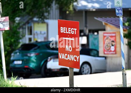 Chieming, Deutschland. Juli 2024. Vor einem Campingplatz am Chiemsee steht ein Schild mit der Aufschrift „besetzt“, „No Vakancy“. Quelle: Uwe Lein/dpa/Alamy Live News Stockfoto