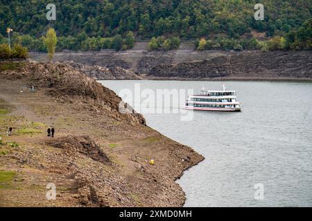 Der Edersee bei Waldeck, der drittgrößte Stausee Deutschlands, hat derzeit nur knapp 13 % seines Normalwertes, der See war zuletzt voll Stockfoto