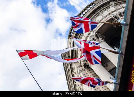 Anhänger von Tommy Robinson und rechtsextreme Gruppen treffen sich auf dem Trafalgar Square zu einer Demonstration. Quelle: Sinai Noor/Alamy Live News Stockfoto