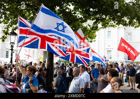 Anhänger von Tommy Robinson und rechtsextreme Gruppen treffen sich auf dem Trafalgar Square zu einer Demonstration. Quelle: Sinai Noor/Alamy Live News Stockfoto