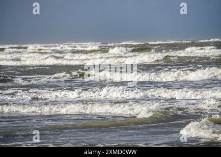 Nordsee, Spiekeroog Island, Herbst, Nordseestrand, steigende Flut, Wellen, Ostfriesische Inseln, Niedersachsen, Deutschland Stockfoto