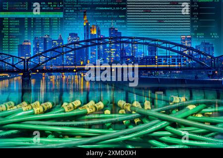 Symbolisches Bild der kritischen Infrastruktur, Skyline von Frankfurt am Main, Datenkabel, Hackercode Stockfoto