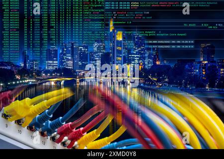 Symbolisches Bild der kritischen Infrastruktur, Skyline von Frankfurt am Main, Datenkabel, Hackercode Stockfoto