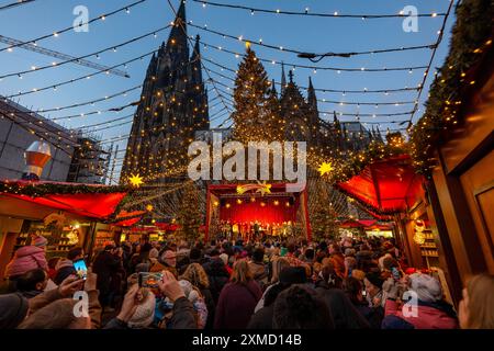 Weihnachtsmarkt am Roncallliplatz, direkt neben dem Kölner Dom, im historischen Zentrum von Köln, Nordrhein-Westfalen Stockfoto