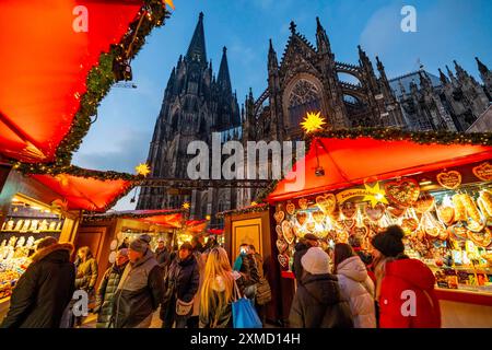 Weihnachtsmarkt am Roncallliplatz, direkt neben dem Kölner Dom, im historischen Zentrum von Köln, Nordrhein-Westfalen Stockfoto