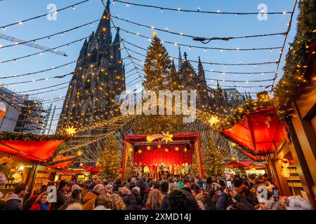 Weihnachtsmarkt am Roncallliplatz, direkt neben dem Kölner Dom, im historischen Zentrum von Köln, Nordrhein-Westfalen Stockfoto