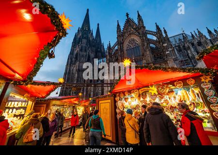 Weihnachtsmarkt am Roncallliplatz, direkt neben dem Kölner Dom, im historischen Zentrum von Köln, Nordrhein-Westfalen Stockfoto