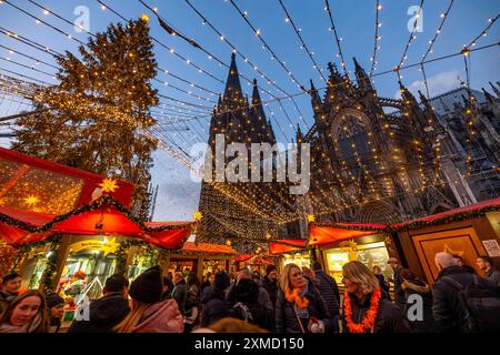 Weihnachtsmarkt am Roncallliplatz, direkt neben dem Kölner Dom, im historischen Zentrum von Köln, Nordrhein-Westfalen Stockfoto