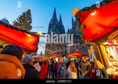 Weihnachtsmarkt am Roncallliplatz, direkt neben dem Kölner Dom, im historischen Zentrum von Köln, Nordrhein-Westfalen Stockfoto