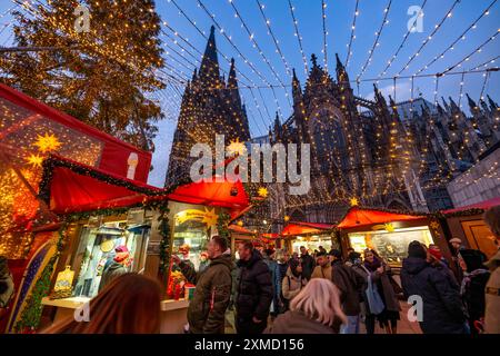 Weihnachtsmarkt am Roncallliplatz, direkt neben dem Kölner Dom, im historischen Zentrum von Köln, Nordrhein-Westfalen Stockfoto