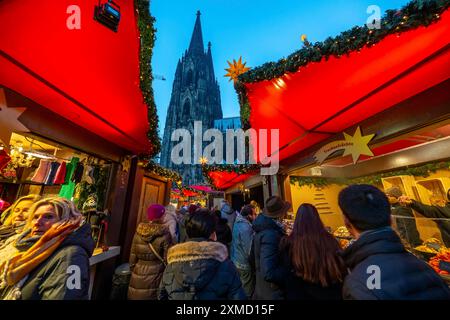 Weihnachtsmarkt am Roncallliplatz, direkt neben dem Kölner Dom, im historischen Zentrum von Köln, Nordrhein-Westfalen Stockfoto