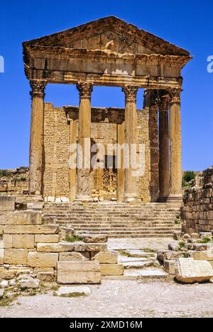 Tunesien, Dougga. Römische Ruinen. Das Kapitol. 166 n. Chr. die Rückwand zeigt den als opus africanus bekannten Baustil, in dem große vertikale Stangen dargestellt werden Stockfoto