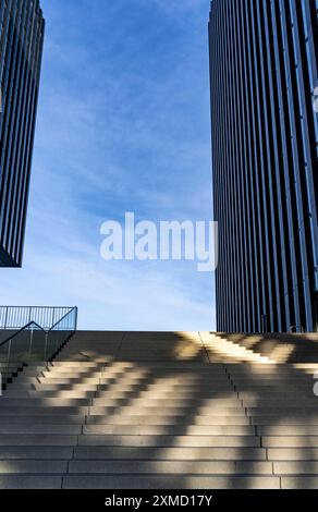 Fassade des Hyatt Hotels im Medienhafen, Treppenhaus, Düsseldorf, Nordrhein-Westfalen, Deutschland Stockfoto