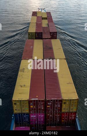 Containerfrachter Amor Navi, Frachtschiff auf dem Rhein bei Leverkusen, Nordrhein-Westfalen Stockfoto